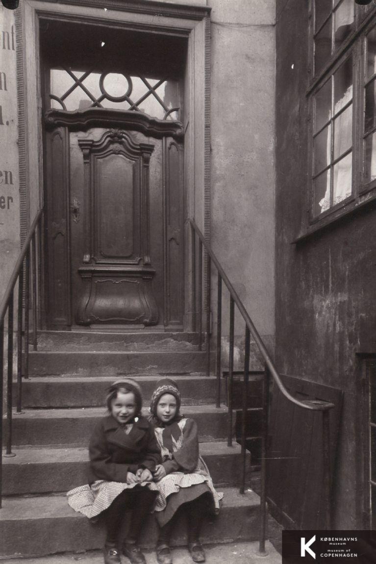 Børn på tappen ved Lille Regnegade 11, 1907.jpg
